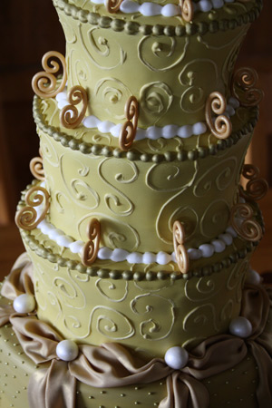 gold themed wedding cakes
